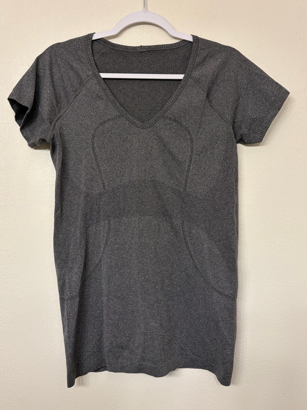 Lululemon Women's Swiftly Tech Gray Short Sleeve V-Neck Shirt Size 10